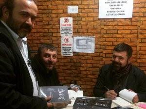 Doç. Hüseyin Muşmal Hoca Fatih Kitabevinde kitaplarını imzalıyor