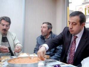 Refik Tuzcuoğlu taksicilerle menemen keyfinde