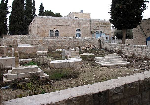 Yahudiler çinileri tahrip etti