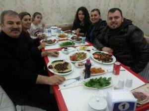 Güçlü ve Çetinkaya aileleri yemekte
