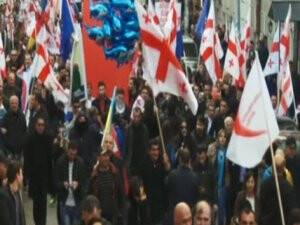 Gürcistan’da Eylemcilerden Hükümete Kırmızı Kart