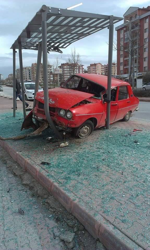 Japon Parkında otobüs durağına daldı