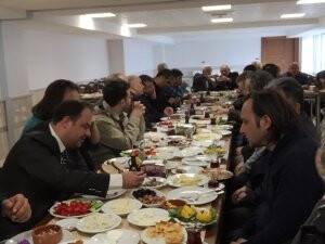 Adana yolu üzerindeki İş adamları kahvaltıda