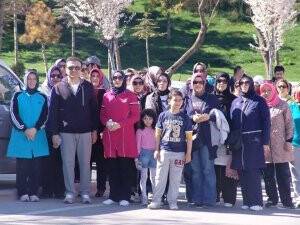 Meramlı bayanlar sağlıklı yaşam yürüyüşünde