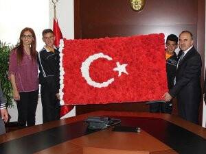 Özel öğrencilerden Vali Erol’a el emeği göz nuru bayrak