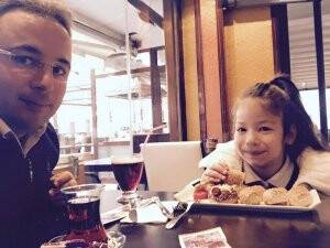 Baba kız kahvaltıda