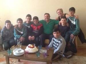 Öğrencilerinden Haldun hocaya yaş pastalı kutlama