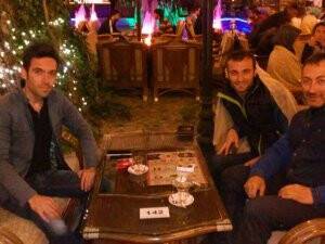 Ümit Hamza Tongüç ile mühendis dostları dinleniyorlar