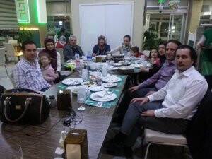 Ayaslıer ailesi dostları ile yemekte