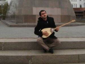 Ömer Ersoy sazın tellerine vurmaya başlamış