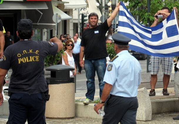 Türk başkonsolosun makam aracına saldırı