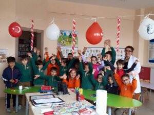 Yasemin Atemer öğrencileri ile bayram havasında