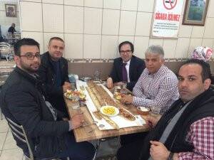 Kemal Çiçek ve arkadaşları yemekte