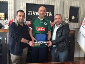 Mehmet ve Uğur Camgöz kardeşlerden Özdemir’e Konyaspor forması