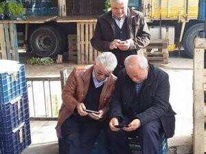 Hal esnafı sosyal medyaya dalmış