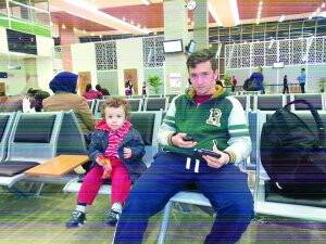 Karaman ailesinin evlatları uçak yolculuğu için hazır