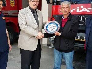 Başkan İşbitirici’den emekli olan personeline plaket hatırası