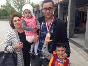 Metehan Ortkakarpuz ailesiyle