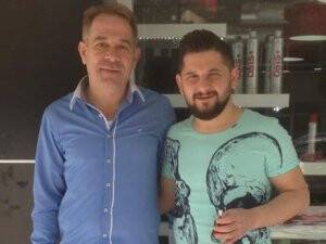 Ali Karaca ve Ömer Bey ayaküstü dertleşiyorlar