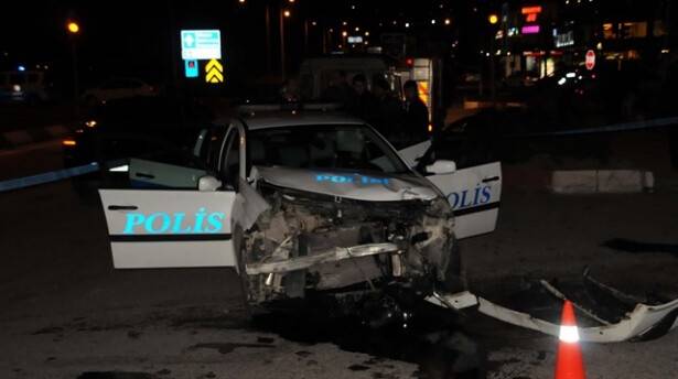 Polis aracı otomobille çarpıştı: 3 yaralı