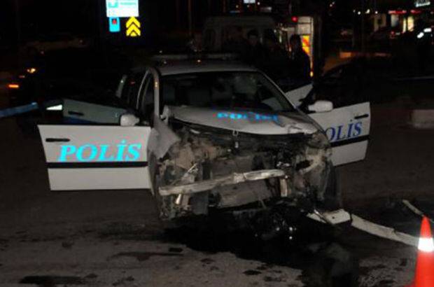 Polis otomobili ile otomobil çarpıştı