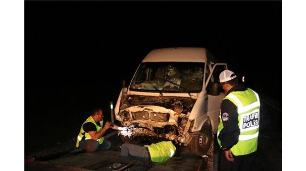 CHP’nin seçim minibüsü kaza yaptı: 1 ölü, 8 yaralı