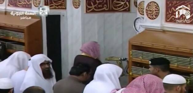 Medine imamına namaz sırasında şok saldırı