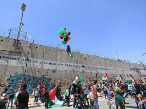 Filistinliler ayrım duvarını protesto etti