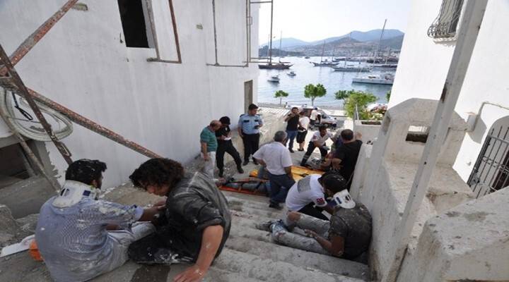 İnşaat İskelesi Çöktü: 4 Yaralı