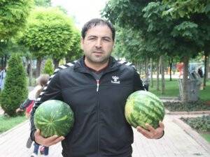 Ahmet Turhan karpuzları koltuğunun altına sıkıştırmış