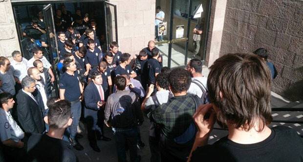 DTCF'de yine kavga: Eğitime ara verildi