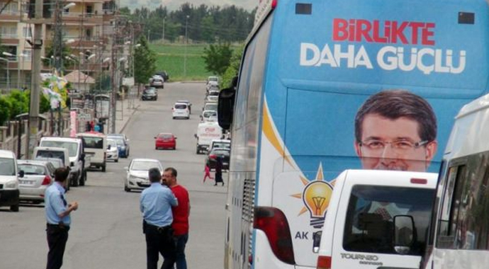 AK Parti seçim otobüsüne silahlı saldırı!
