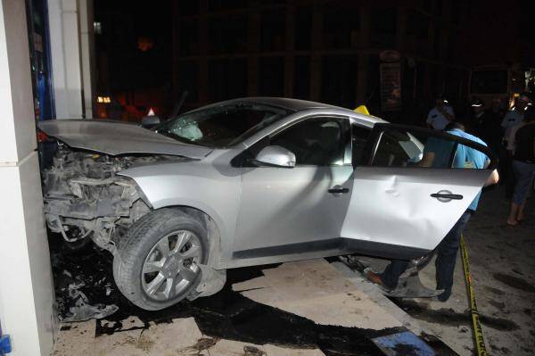 Kurşunlanan otomobil kaza yaptı: 4 yaralı