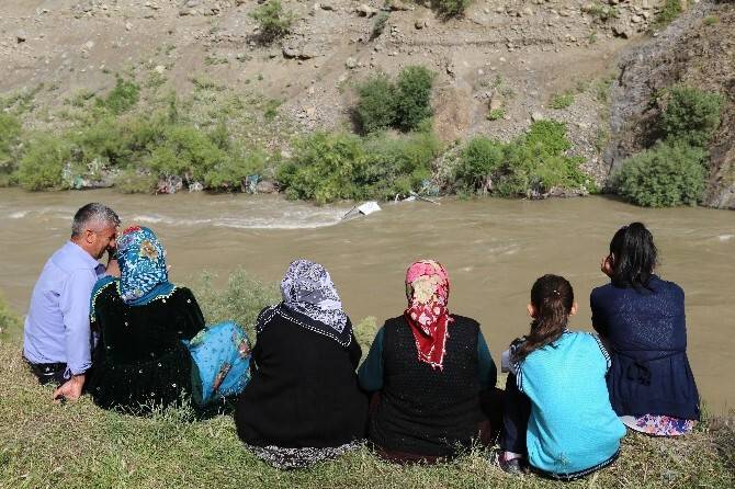 Zap Suyuna Araç Yuvarlandı: İki Kayıp