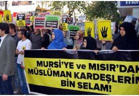 Mursi'nin Yargılanmasına Protesto