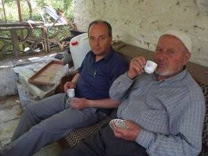 Hikmet Çetiner babası ile kahve keyfinde