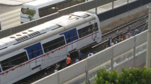 İzmir'de trenin üstüne beton parçası düştü