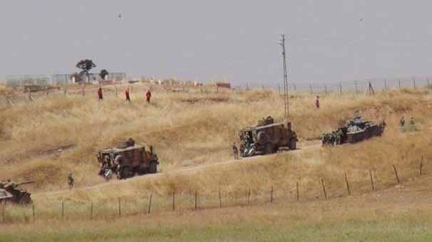 Asker sınırda tatbikat yaptı, YPG’liler izledi