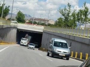 Vinç alt geçide takıldı
