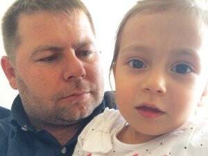 Salih Özkan kızı ile birlikte