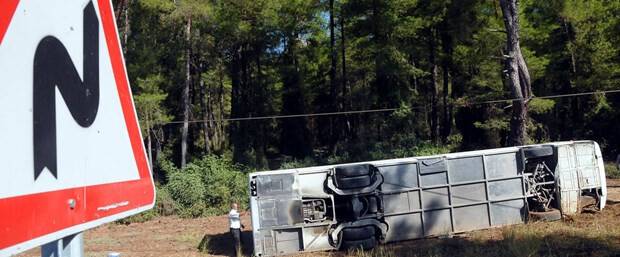 Turist minibüsü devrildi: 1 ölü, 14 yaralı