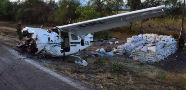 Meksika'da otoyola uçak düştü: 5 ölü