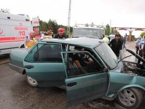 Otomobil ile kamyonet çarpıştı: 1 yaralı