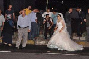 Gelinle damadı korkutan kaza