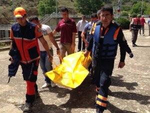 Fotoğraf çektirirken şelaleye düşerek öldü