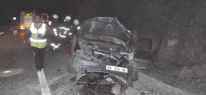 Otomobil yol kenarındaki kayalıklara çarptı