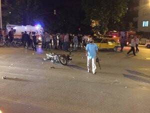Taksi ile motosiklet çarpıştı