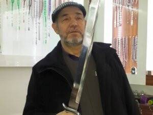 Alaettin Yüzer kılıcını çekmiş (!)