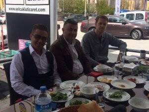 Yavuz Tezcan sporcularla Köfteci İbrahim Usta’da