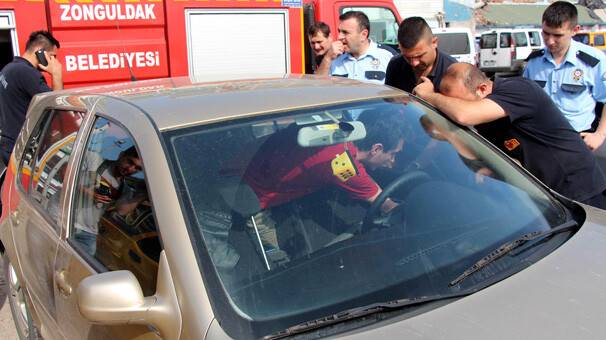 Arkadaşı otomobilin kapılarını kilitledi, otomobilde mahsur kaldı